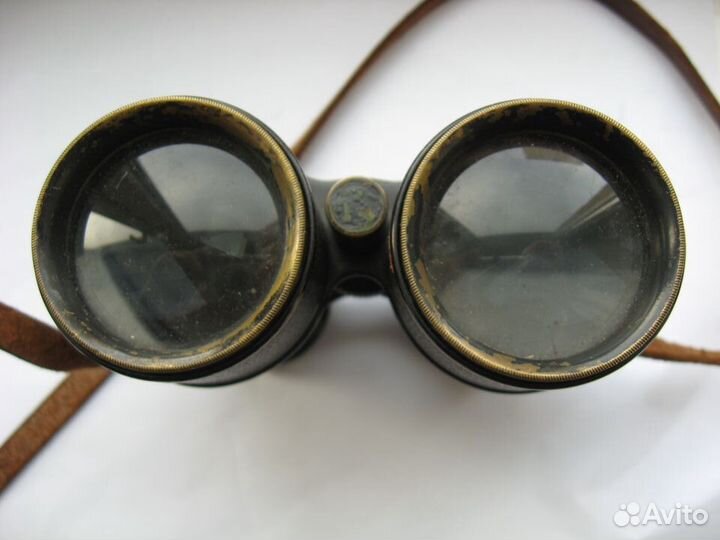 Старинный бинокль в футляре