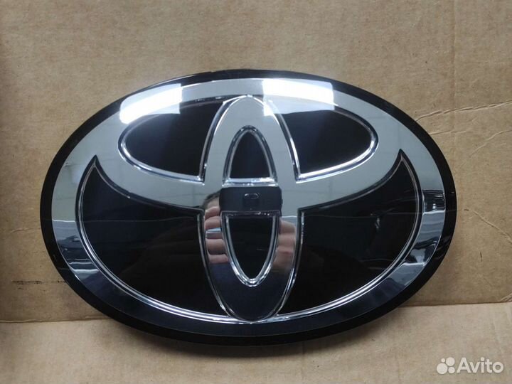 Эмблема решетки радиатора Toyota Land Cruiser 200