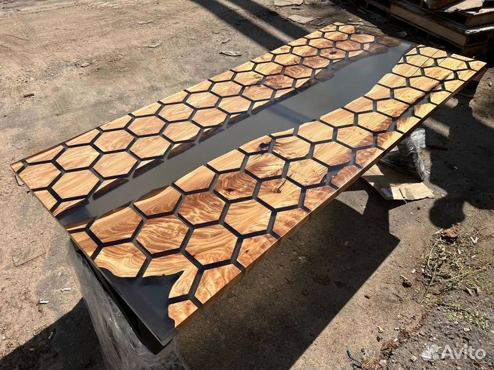 Стол из смолы