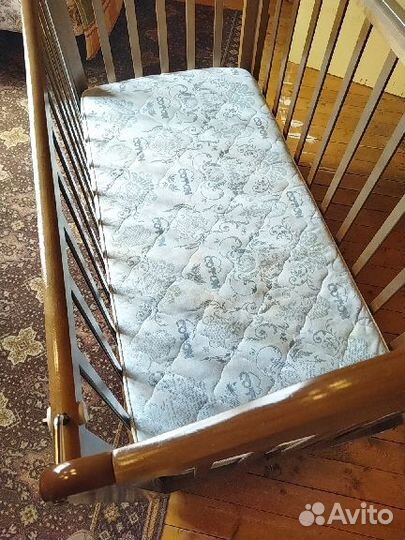 Детская кроватка с маятником, ящиком и матрасом