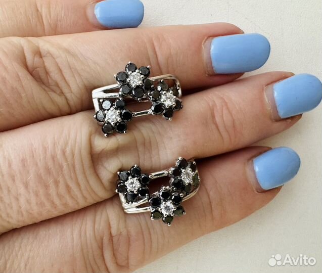 Серьги с чернымии белыми бриллиантами