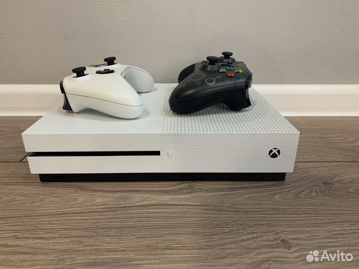 Xbox One S более 500 игр + 2-ой геймпад