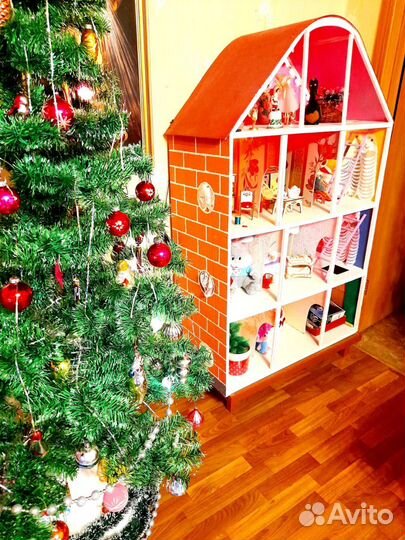 Большой кукольный домик с мебелью