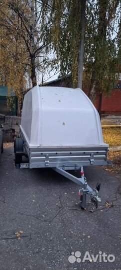 Автомобильный прицеп с пластиковой крышкой