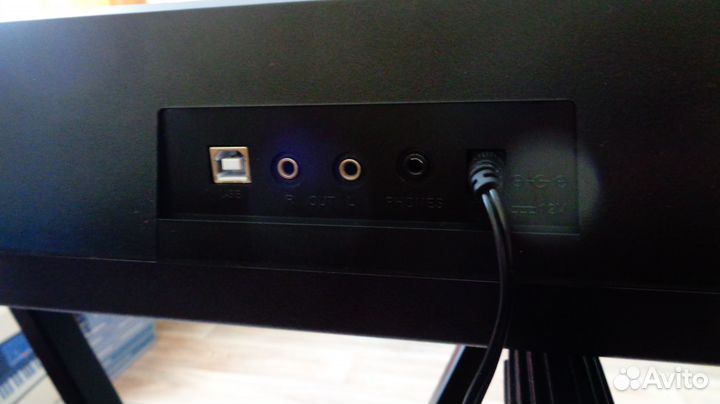 Синтезатор Tesler KB-6180 + стойка Quik Lok