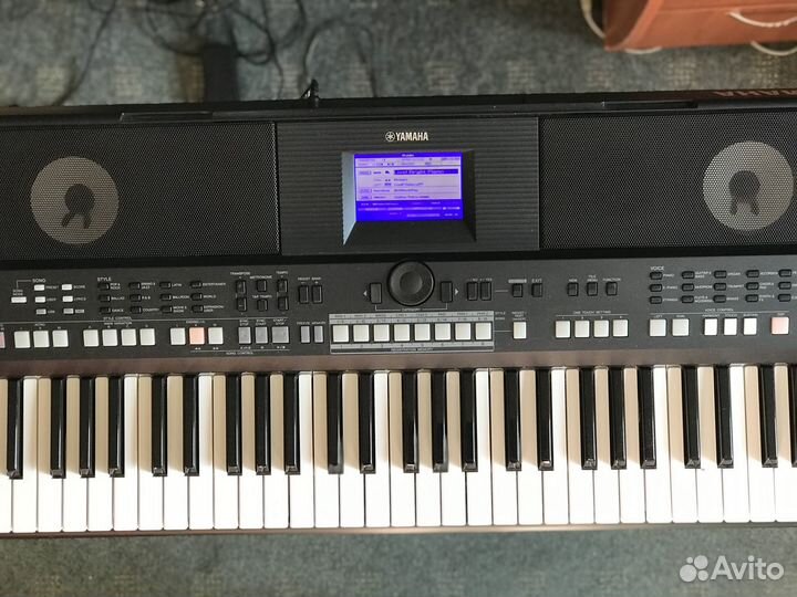 Продам синтезатор Yamaha PSR-S650