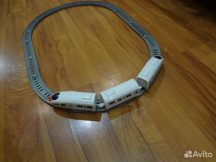 Скоростной поезд Сапсан с дорогой