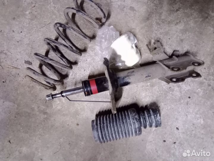 Стойка амортизатора передняя на Альмера н 16