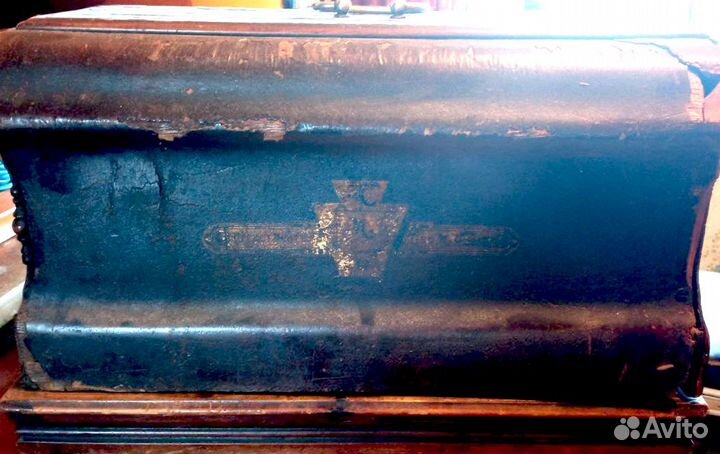 Антикварная ручная швейная машинка