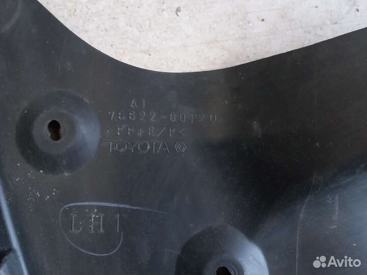 Брызговик передний R L Toyota Land Cruiser 200