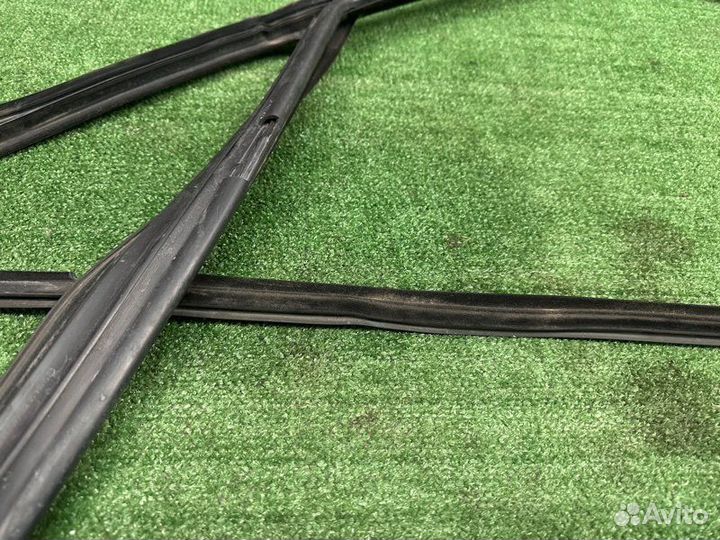 Уплотнитель стекла направляющий передний правый