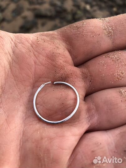 Поиск металлоискателем потерянных вещей, колодцев