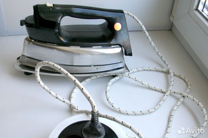 Утюг с паром на подставке Россия
