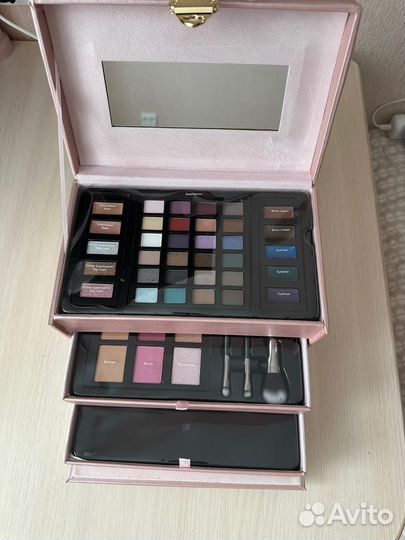 Чемодан с бьюти кейсом