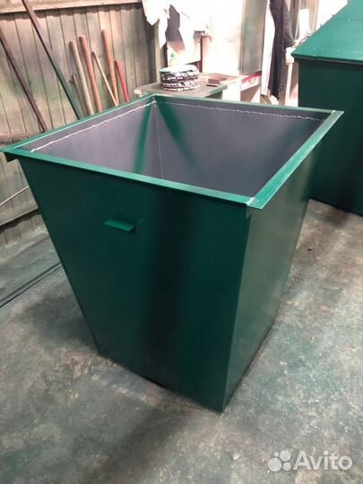 Мусорный бак с крышкой