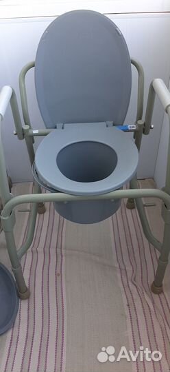 Кресло- туалет для пож людей с мягк подлокотниками