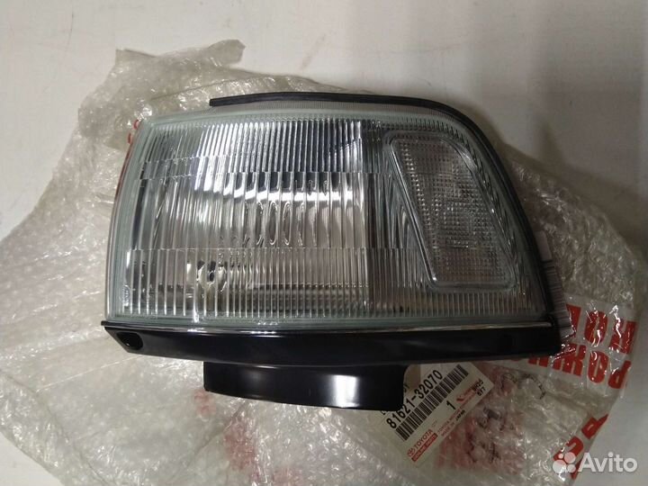 Toyota Camry 86-88 поворотник левый новый оригина