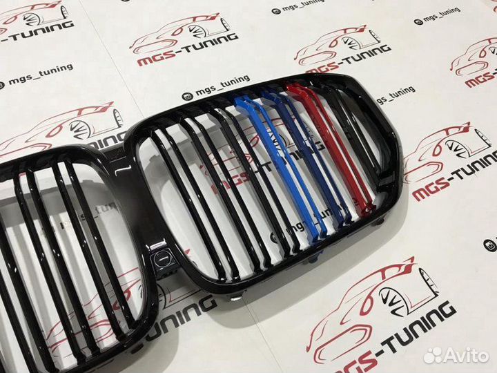 Решетка в BMW Х5 G05 стиль Х5М Black + триколор