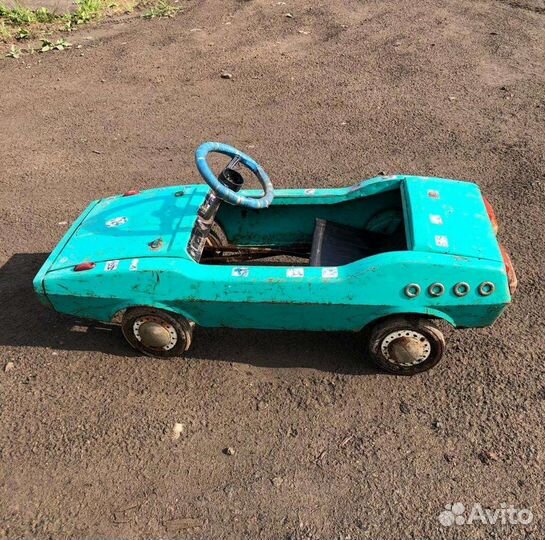 Педальная машинка