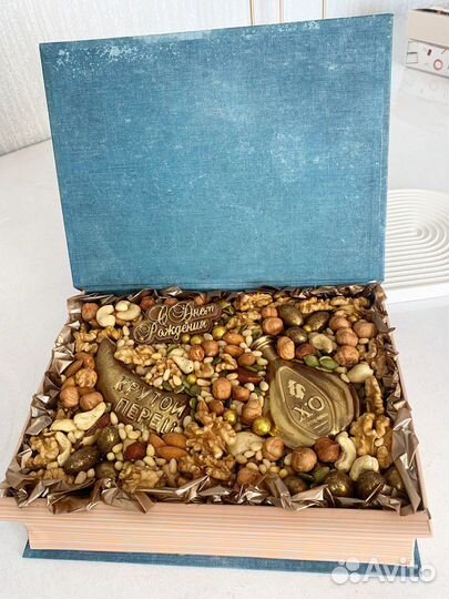 Мужской букет в подарок из колбасы в корзине