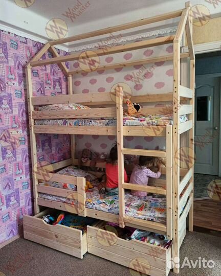 Кровать двухьярусная домик