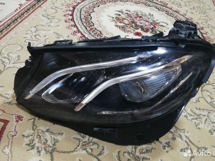 Передняя левая фара на Mercedes e200