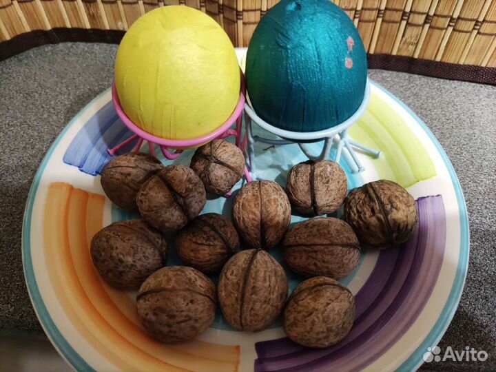 Грецкий орех и яйцо крашенное для поделок