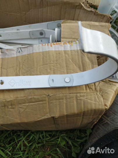 Крепление водосточной трубы