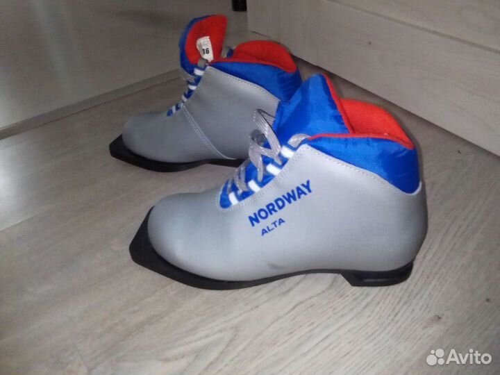 Лыжные ботинки и лыжи