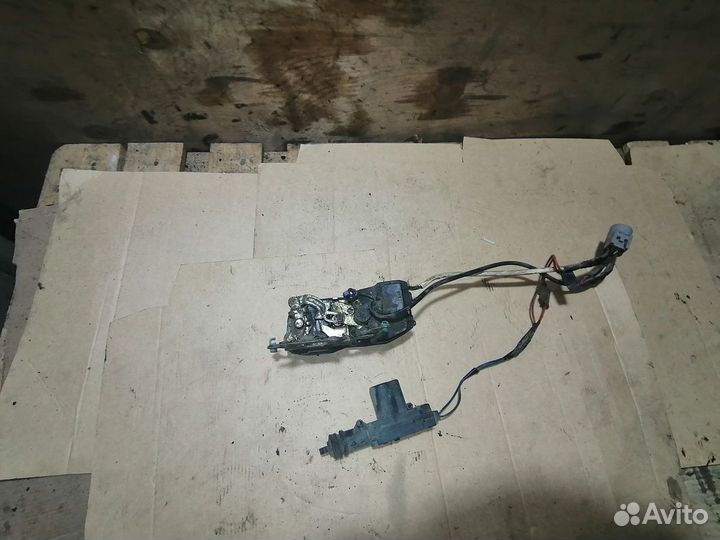 Замок двери перед лево Toyota Carina E