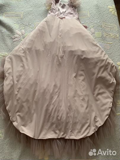 Праздничное платье с шлейфом на девочку 6-7 лет