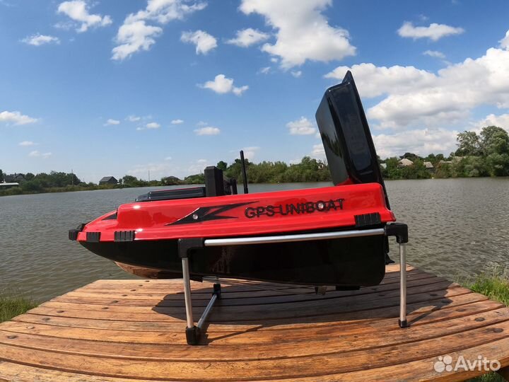 Прикормочный кораблик для рыбалки