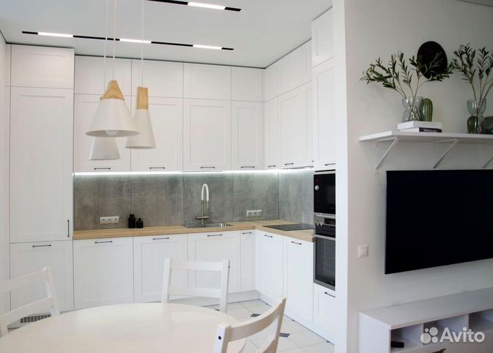 Угловая в потолок кухня на заказ