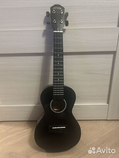 Укулеле noir BY baton rouge NU1C - BK