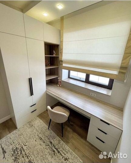 Рабочая зона у окна со шкафом