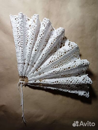 Вязаный веер ручной работы