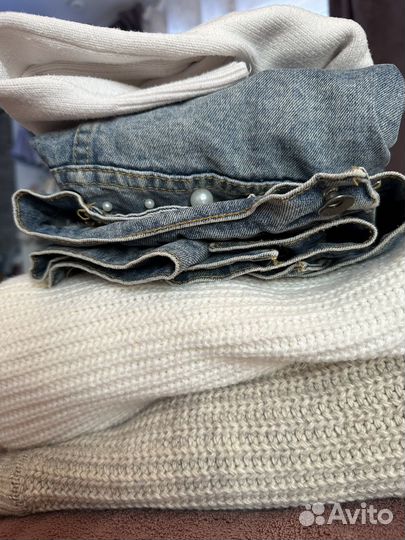 Джинсовая куртка, свитер