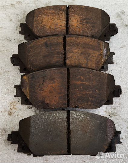 Колодки тормозные передние Toyota Prius ZVW30 2ZR