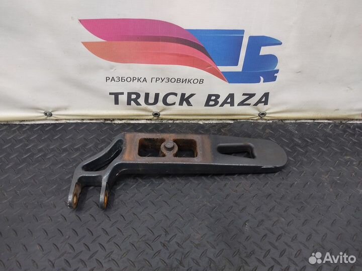 Кронштейн переднего амортизатора нижний левый