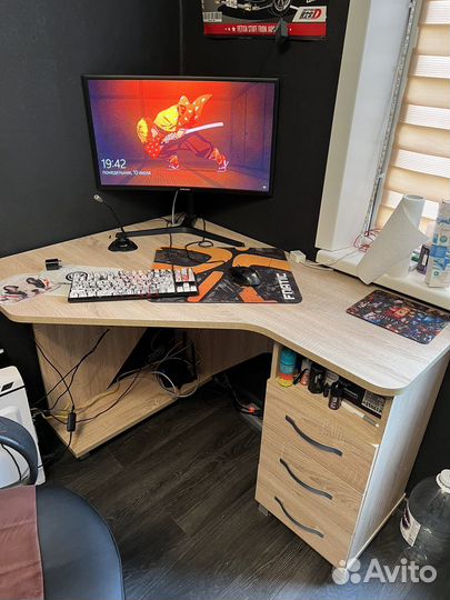 Угловой письменный стол