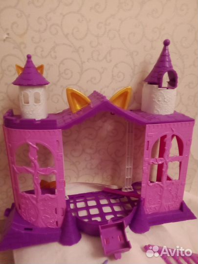 Замок для куклы и корона на липучке