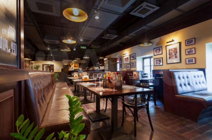 Помещение с отдельным входом с улицы рядом со вход