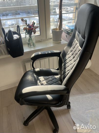 Компьютерное офисное кресло черное