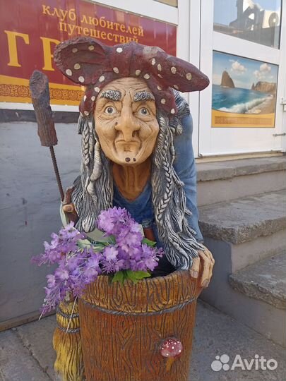 Большая статуя Баба яга