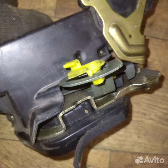 Замок двери задней правой Hyundai Terracan