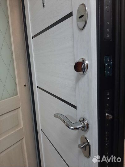 Дверь входная металлическая новая