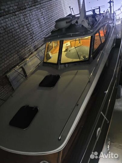 Моторная адмиральская яхта