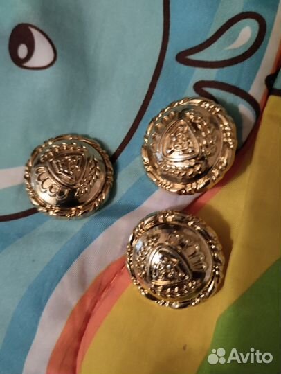 Объемные пуговицы золотистые
