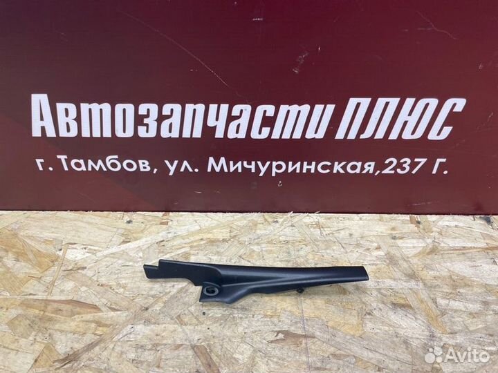 Накладка петли капота правая Renault Sandero