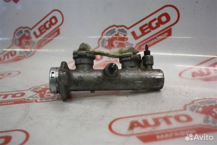 Главный тормозной цилиндр Nissan Prairie M11 1989